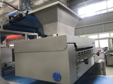A máquina de massa industrial da massa folhada usada para produzir laminou o bloco da massa fornecedor