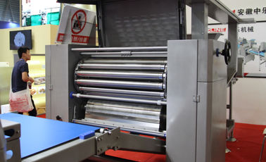 O Plc controla a máquina do rolo da massa de pastelaria com uma largura de trabalho de 750 milímetros fornecedor