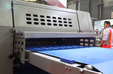 China Máquina limpa fácil do rolo da massa 35 quilowatts para a cobertura da faixa da massa de pastelaria fábrica